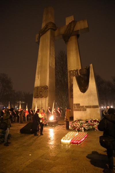 Złożenie kwiatów przy pomniku - kliknij aby powiększyć
