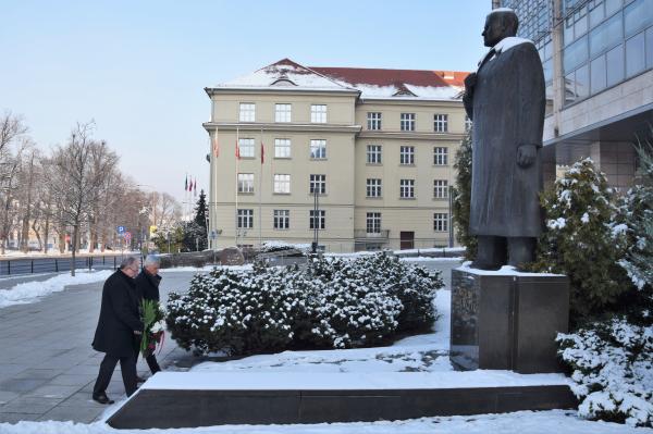 Wicemarszałek Województwa Wielkopolskiego Wojciech Jankowiak reprezentował Wielkopolan podczas tradycyjnych Wielkopolskich Zaduszek Mikołajczykowskich które odbywały się w Poznaniu w sobotę 13 grudnia. Ponadto jako prezes Zarządu Głównego Towarzystwa im. Stanisława Mikołajczyka był współorganizatorem tego wydarzenia. Tegoroczne Zaduszki przypadły w jubileuszowym roku 120 rocznicy urodzin i 55 rocznicy śmierci Stanisława Mikołajczyka.- kliknij aby powiększyć