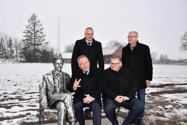 We wtorek 14 grudnia dwaj Wicemarszałkowie Województwa Wielkopolskiego: Wojciech Jankowiak i Krzysztof Grabowski odwiedzili powiat ostrzeszowski by podsumować tegoroczne inwestycje na drogach wojewódzkich. Towarzyszył im poseł Andrzej Grzyb a także lokalni samorządowcy.- kliknij aby powiększyć