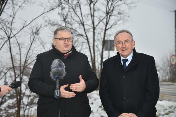 We wtorek 14 grudnia dwaj Wicemarszałkowie Województwa Wielkopolskiego: Wojciech Jankowiak i Krzysztof Grabowski odwiedzili powiat ostrzeszowski by podsumować tegoroczne inwestycje na drogach wojewódzkich. Towarzyszył im poseł Andrzej Grzyb a także lokalni samorządowcy.- kliknij aby powiększyć