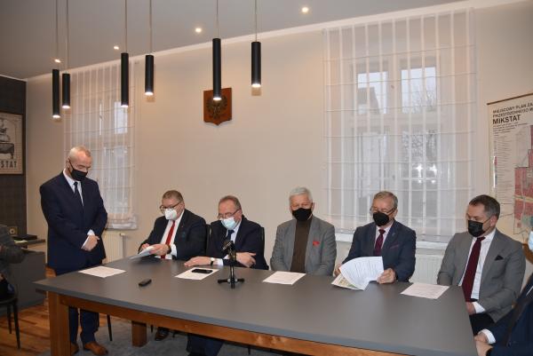 We wtorek 14 grudnia dwaj Wicemarszałkowie Województwa Wielkopolskiego: Wojciech Jankowiak i Krzysztof Grabowski odwiedzili powiat ostrzeszowski by podsumować tegoroczne inwestycje na drogach wojewódzkich. Towarzyszył im poseł Andrzej Grzyb a także lokalni samorządowcy.- kliknij aby powiększyć