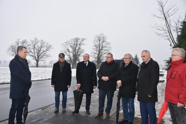 We wtorek 14 grudnia dwaj Wicemarszałkowie Województwa Wielkopolskiego: Wojciech Jankowiak i Krzysztof Grabowski odwiedzili powiat ostrzeszowski by podsumować tegoroczne inwestycje na drogach wojewódzkich. Towarzyszył im poseł Andrzej Grzyb a także lokalni samorządowcy.- kliknij aby powiększyć
