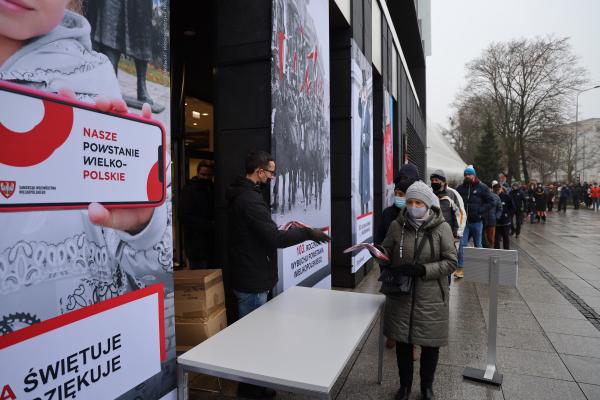 Zaledwie kwadrans wystarczył aby 350 flag powstańczych trafiło w ręce Wielkopolan którzy w środę pojawili się przed Urzędem Marszałkowskim w Poznaniu.- kliknij aby powiększyć