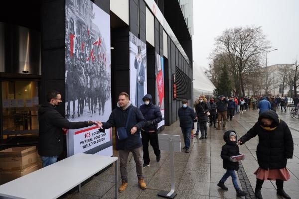 Zaledwie kwadrans wystarczył aby 350 flag powstańczych trafiło w ręce Wielkopolan którzy w środę pojawili się przed Urzędem Marszałkowskim w Poznaniu.- kliknij aby powiększyć
