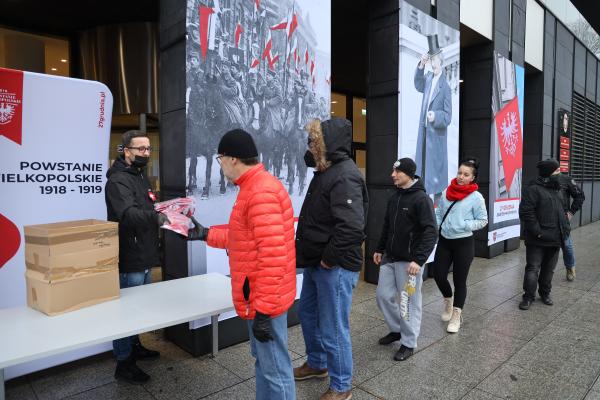 Zaledwie kwadrans wystarczył aby 350 flag powstańczych trafiło w ręce Wielkopolan którzy w środę pojawili się przed Urzędem Marszałkowskim w Poznaniu.- kliknij aby powiększyć