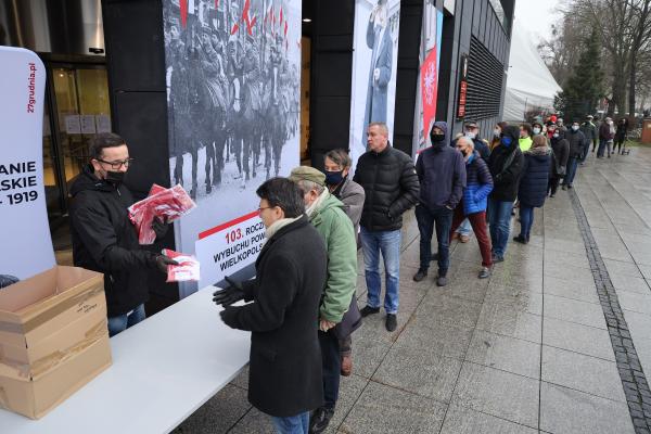 Zaledwie kwadrans wystarczył aby 350 flag powstańczych trafiło w ręce Wielkopolan którzy w środę pojawili się przed Urzędem Marszałkowskim w Poznaniu.- kliknij aby powiększyć
