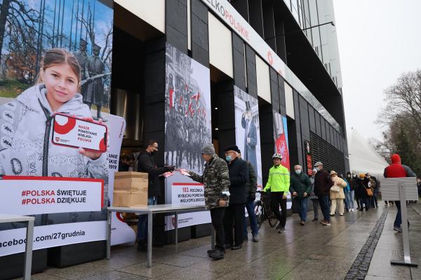 Zaledwie kwadrans wystarczył aby 350 flag powstańczych trafiło w ręce Wielkopolan którzy w środę pojawili się przed Urzędem Marszałkowskim w Poznaniu.- kliknij aby powiększyć