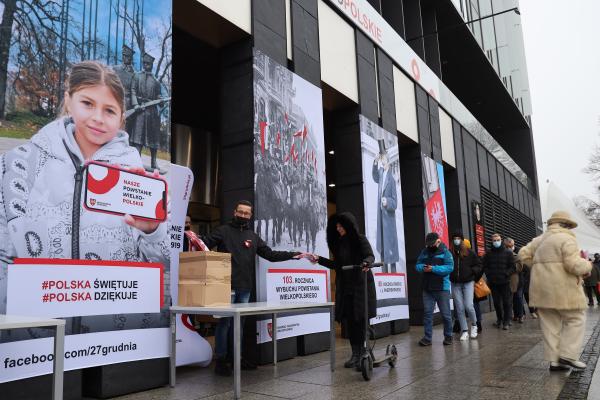 Zaledwie kwadrans wystarczył aby 350 flag powstańczych trafiło w ręce Wielkopolan którzy w środę pojawili się przed Urzędem Marszałkowskim w Poznaniu.- kliknij aby powiększyć