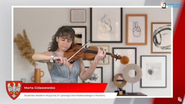 Wręczanie stypendiów marszałkowskich . Na zdjęciu skrzypaczka Marta Gidaszewska- kliknij aby powiększyć