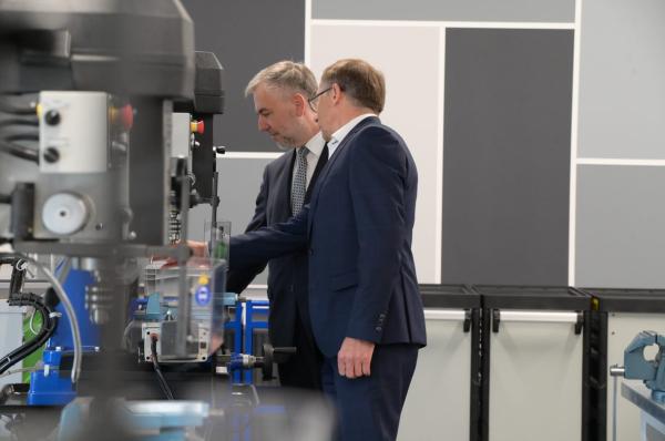 Marszałek Marek Woźniak w szkole w Tarnowie Podgórnym- kliknij aby powiększyć