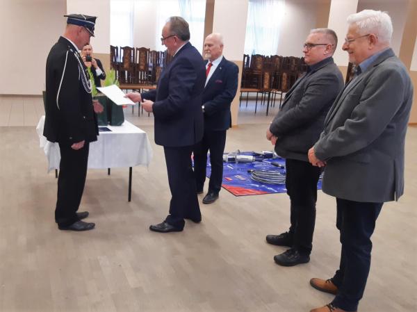 W czwartek 16 grudnia Wicemarszałek Województwa Wielkopolskiego Wojciech Jankowiak złożył wizytę w gminie Wielichowo w powiecie grodziskim a dokładnie w miejscowości Wilkowo Polskie w trakcie której przekazał druhom z miejscowej jednostki OSP sprzęt ratujący życie ofiar wypadków drogowych. - kliknij aby powiększyć