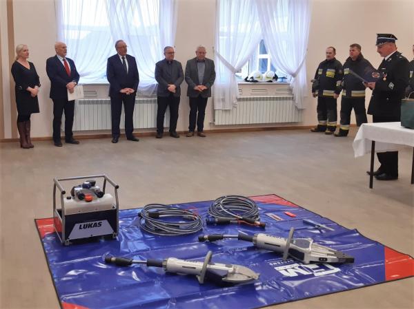 W czwartek 16 grudnia Wicemarszałek Województwa Wielkopolskiego Wojciech Jankowiak złożył wizytę w gminie Wielichowo w powiecie grodziskim a dokładnie w miejscowości Wilkowo Polskie w trakcie której przekazał druhom z miejscowej jednostki OSP sprzęt ratujący życie ofiar wypadków drogowych. - kliknij aby powiększyć