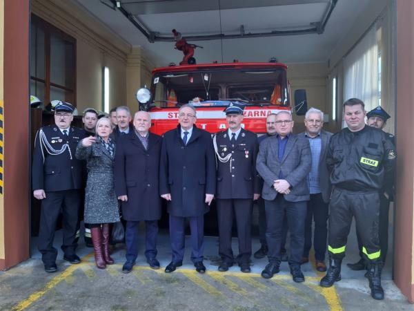 W czwartek 16 grudnia Wicemarszałek Województwa Wielkopolskiego Wojciech Jankowiak złożył wizytę w gminie Wielichowo w powiecie grodziskim a dokładnie w miejscowości Wilkowo Polskie w trakcie której przekazał druhom z miejscowej jednostki OSP sprzęt ratujący życie ofiar wypadków drogowych. - kliknij aby powiększyć