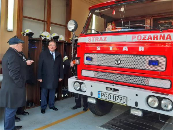 W czwartek 16 grudnia Wicemarszałek Województwa Wielkopolskiego Wojciech Jankowiak złożył wizytę w gminie Wielichowo w powiecie grodziskim a dokładnie w miejscowości Wilkowo Polskie w trakcie której przekazał druhom z miejscowej jednostki OSP sprzęt ratujący życie ofiar wypadków drogowych. - kliknij aby powiększyć