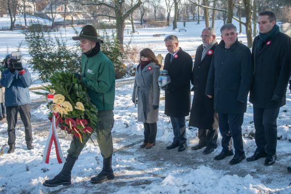 27 grudnia 2021 składanie kwiatów- kliknij aby powiększyć