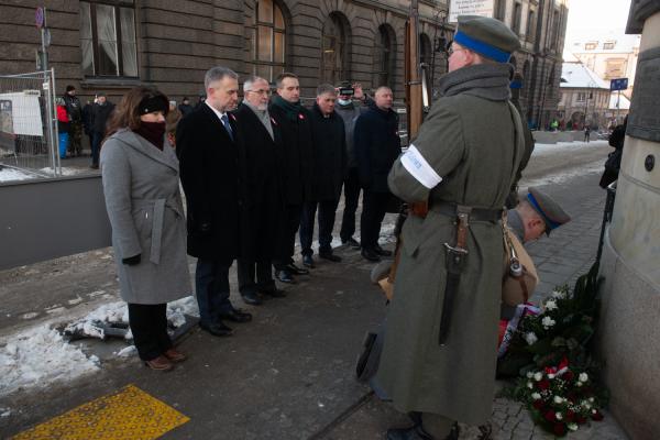 27 grudnia 2021 składanie kwiatów- kliknij aby powiększyć