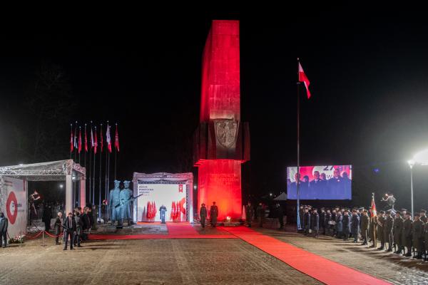 27 grudnia w dniu 103. rocznicy wybuchu Powstania Wielkopolskiego Marek Woźniak Marszałek Województwa Wielkopolskiego – gospodarz centralnych obchodów – wraz z Prezydentem Rzeczypospolitej Polskiej Andrzejem Dudą który przybył dziś do Poznania na zaproszenie Marszałka i Tadeusza Musiała Prezesa Towarzystwa Pamięci Powstania Wielkopolskiego 1918/1919 – współgospodarza uroczystości złożyli kwiaty przy pomniku Powstańców Wielkopolskich. Dzień wybuchu Wielkopolskiej Insurekcji  po raz pierwszy w historii obchodzony jest jako Narodowy Dzień Zwycięskiego Powstania Wielkopolskiego.- kliknij aby powiększyć