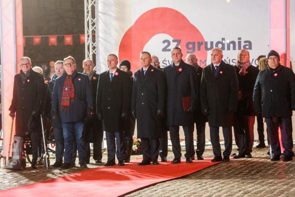 27 grudnia w dniu 103. rocznicy wybuchu Powstania Wielkopolskiego Marek Woźniak Marszałek Województwa Wielkopolskiego – gospodarz centralnych obchodów – wraz z Prezydentem Rzeczypospolitej Polskiej Andrzejem Dudą który przybył dziś do Poznania na zaproszenie Marszałka i Tadeusza Musiała Prezesa Towarzystwa Pamięci Powstania Wielkopolskiego 1918/1919 – współgospodarza uroczystości złożyli kwiaty przy pomniku Powstańców Wielkopolskich. Dzień wybuchu Wielkopolskiej Insurekcji  po raz pierwszy w historii obchodzony jest jako Narodowy Dzień Zwycięskiego Powstania Wielkopolskiego.- kliknij aby powiększyć