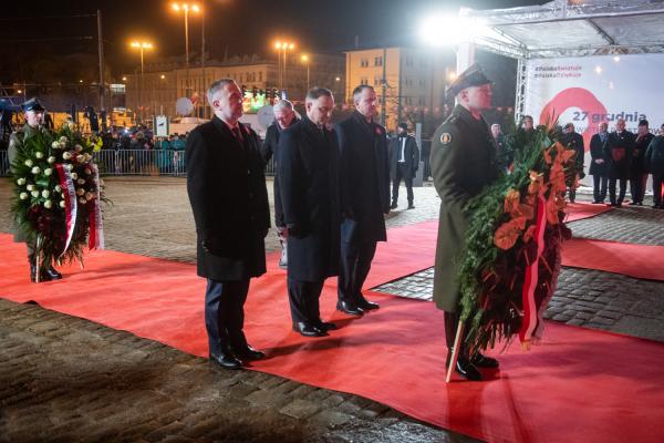 27 grudnia w dniu 103. rocznicy wybuchu Powstania Wielkopolskiego Marek Woźniak Marszałek Województwa Wielkopolskiego – gospodarz centralnych obchodów – wraz z Prezydentem Rzeczypospolitej Polskiej Andrzejem Dudą który przybył dziś do Poznania na zaproszenie Marszałka i Tadeusza Musiała Prezesa Towarzystwa Pamięci Powstania Wielkopolskiego 1918/1919 – współgospodarza uroczystości złożyli kwiaty przy pomniku Powstańców Wielkopolskich. Dzień wybuchu Wielkopolskiej Insurekcji  po raz pierwszy w historii obchodzony jest jako Narodowy Dzień Zwycięskiego Powstania Wielkopolskiego.- kliknij aby powiększyć