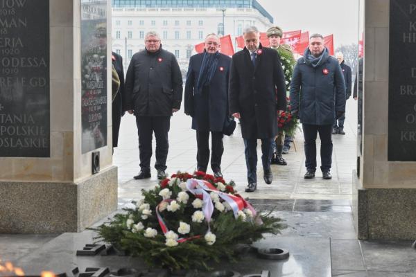 We wtorek 28 grudnia Marszałek Marek Woźniak złożył kwiaty przy Grobie Nieznanego Żołnierza w Warszawie i przy pomniku Powstańców Wielkopolskich i Śląskich na Powązkach. Towarzyszył mu Tadeusz Musiał Prezes Towarzystwa Pamięci Powstania Wielkopolskiego.- kliknij aby powiększyć