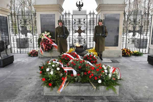 We wtorek 28 grudnia Marszałek Marek Woźniak złożył kwiaty przy Grobie Nieznanego Żołnierza w Warszawie i przy pomniku Powstańców Wielkopolskich i Śląskich na Powązkach. Towarzyszył mu Tadeusz Musiał Prezes Towarzystwa Pamięci Powstania Wielkopolskiego.- kliknij aby powiększyć