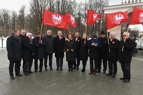 We wtorek 28 grudnia Marszałek Marek Woźniak złożył kwiaty przy Grobie Nieznanego Żołnierza w Warszawie i przy pomniku Powstańców Wielkopolskich i Śląskich na Powązkach. Towarzyszył mu Tadeusz Musiał Prezes Towarzystwa Pamięci Powstania Wielkopolskiego.- kliknij aby powiększyć