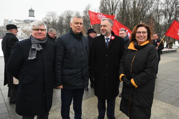 We wtorek 28 grudnia Marszałek Marek Woźniak złożył kwiaty przy Grobie Nieznanego Żołnierza w Warszawie i przy pomniku Powstańców Wielkopolskich i Śląskich na Powązkach. Towarzyszył mu Tadeusz Musiał Prezes Towarzystwa Pamięci Powstania Wielkopolskiego.- kliknij aby powiększyć