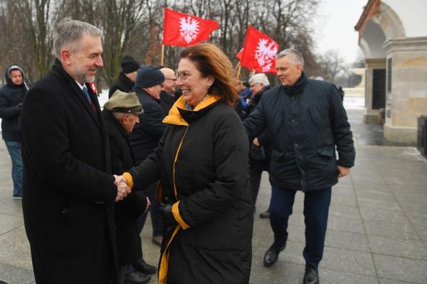 We wtorek 28 grudnia Marszałek Marek Woźniak złożył kwiaty przy Grobie Nieznanego Żołnierza w Warszawie i przy pomniku Powstańców Wielkopolskich i Śląskich na Powązkach. Towarzyszył mu Tadeusz Musiał Prezes Towarzystwa Pamięci Powstania Wielkopolskiego.- kliknij aby powiększyć