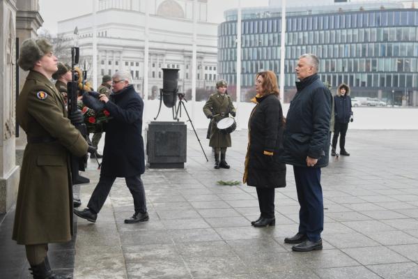 We wtorek 28 grudnia Marszałek Marek Woźniak złożył kwiaty przy Grobie Nieznanego Żołnierza w Warszawie i przy pomniku Powstańców Wielkopolskich i Śląskich na Powązkach. Towarzyszył mu Tadeusz Musiał Prezes Towarzystwa Pamięci Powstania Wielkopolskiego.- kliknij aby powiększyć