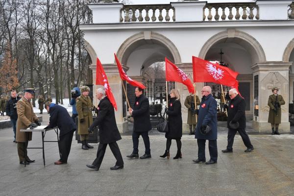 We wtorek 28 grudnia Marszałek Marek Woźniak złożył kwiaty przy Grobie Nieznanego Żołnierza w Warszawie i przy pomniku Powstańców Wielkopolskich i Śląskich na Powązkach. Towarzyszył mu Tadeusz Musiał Prezes Towarzystwa Pamięci Powstania Wielkopolskiego.- kliknij aby powiększyć