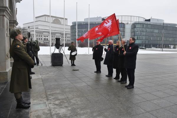 We wtorek 28 grudnia Marszałek Marek Woźniak złożył kwiaty przy Grobie Nieznanego Żołnierza w Warszawie i przy pomniku Powstańców Wielkopolskich i Śląskich na Powązkach. Towarzyszył mu Tadeusz Musiał Prezes Towarzystwa Pamięci Powstania Wielkopolskiego.- kliknij aby powiększyć