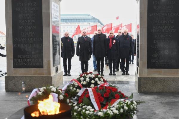 We wtorek 28 grudnia Marszałek Marek Woźniak złożył kwiaty przy Grobie Nieznanego Żołnierza w Warszawie i przy pomniku Powstańców Wielkopolskich i Śląskich na Powązkach. Towarzyszył mu Tadeusz Musiał Prezes Towarzystwa Pamięci Powstania Wielkopolskiego.- kliknij aby powiększyć