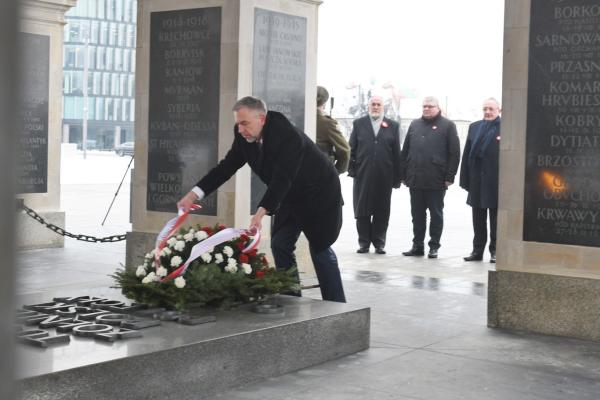 We wtorek 28 grudnia Marszałek Marek Woźniak złożył kwiaty przy Grobie Nieznanego Żołnierza w Warszawie i przy pomniku Powstańców Wielkopolskich i Śląskich na Powązkach. Towarzyszył mu Tadeusz Musiał Prezes Towarzystwa Pamięci Powstania Wielkopolskiego.- kliknij aby powiększyć