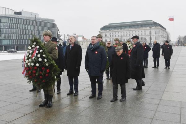 We wtorek 28 grudnia Marszałek Marek Woźniak złożył kwiaty przy Grobie Nieznanego Żołnierza w Warszawie i przy pomniku Powstańców Wielkopolskich i Śląskich na Powązkach. Towarzyszył mu Tadeusz Musiał Prezes Towarzystwa Pamięci Powstania Wielkopolskiego.- kliknij aby powiększyć