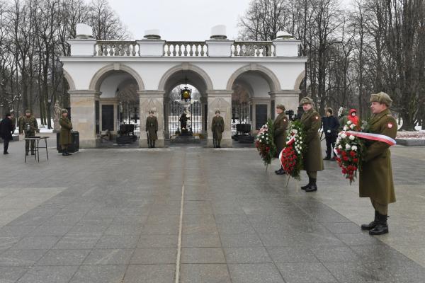 We wtorek 28 grudnia Marszałek Marek Woźniak złożył kwiaty przy Grobie Nieznanego Żołnierza w Warszawie i przy pomniku Powstańców Wielkopolskich i Śląskich na Powązkach. Towarzyszył mu Tadeusz Musiał Prezes Towarzystwa Pamięci Powstania Wielkopolskiego.- kliknij aby powiększyć