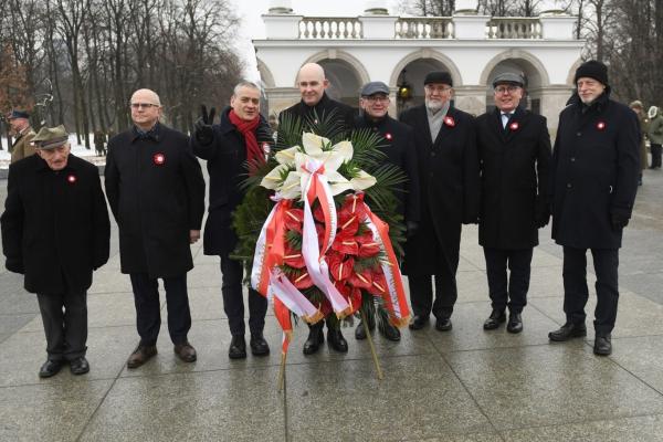 We wtorek 28 grudnia Marszałek Marek Woźniak złożył kwiaty przy Grobie Nieznanego Żołnierza w Warszawie i przy pomniku Powstańców Wielkopolskich i Śląskich na Powązkach. Towarzyszył mu Tadeusz Musiał Prezes Towarzystwa Pamięci Powstania Wielkopolskiego.- kliknij aby powiększyć