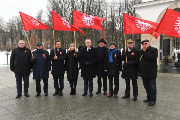 We wtorek 28 grudnia Marszałek Marek Woźniak złożył kwiaty przy Grobie Nieznanego Żołnierza w Warszawie i przy pomniku Powstańców Wielkopolskich i Śląskich na Powązkach. Towarzyszył mu Tadeusz Musiał Prezes Towarzystwa Pamięci Powstania Wielkopolskiego.- kliknij aby powiększyć