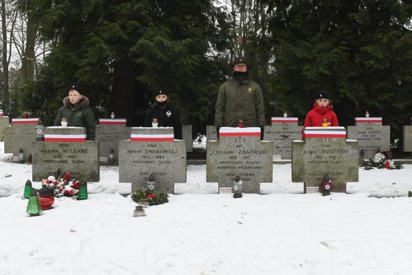 We wtorek 28 grudnia Marszałek Marek Woźniak złożył kwiaty przy Grobie Nieznanego Żołnierza w Warszawie i przy pomniku Powstańców Wielkopolskich i Śląskich na Powązkach. Towarzyszył mu Tadeusz Musiał Prezes Towarzystwa Pamięci Powstania Wielkopolskiego.- kliknij aby powiększyć