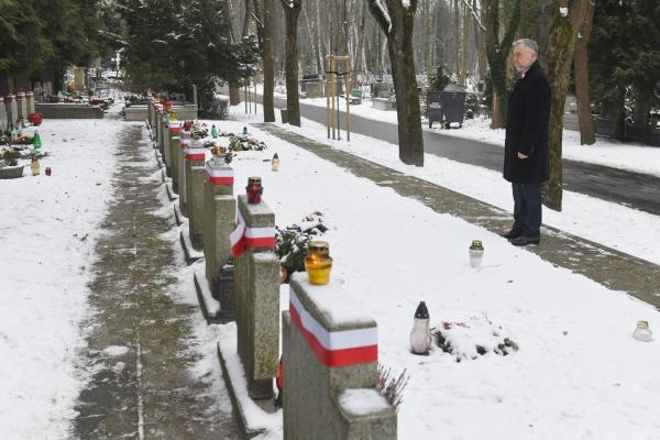 We wtorek 28 grudnia Marszałek Marek Woźniak złożył kwiaty przy Grobie Nieznanego Żołnierza w Warszawie i przy pomniku Powstańców Wielkopolskich i Śląskich na Powązkach. Towarzyszył mu Tadeusz Musiał Prezes Towarzystwa Pamięci Powstania Wielkopolskiego.- kliknij aby powiększyć