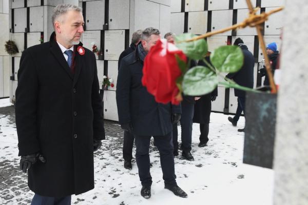 We wtorek 28 grudnia Marszałek Marek Woźniak złożył kwiaty przy Grobie Nieznanego Żołnierza w Warszawie i przy pomniku Powstańców Wielkopolskich i Śląskich na Powązkach. Towarzyszył mu Tadeusz Musiał Prezes Towarzystwa Pamięci Powstania Wielkopolskiego.- kliknij aby powiększyć