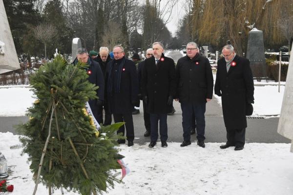 We wtorek 28 grudnia Marszałek Marek Woźniak złożył kwiaty przy Grobie Nieznanego Żołnierza w Warszawie i przy pomniku Powstańców Wielkopolskich i Śląskich na Powązkach. Towarzyszył mu Tadeusz Musiał Prezes Towarzystwa Pamięci Powstania Wielkopolskiego.- kliknij aby powiększyć