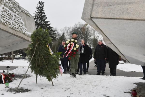 We wtorek 28 grudnia Marszałek Marek Woźniak złożył kwiaty przy Grobie Nieznanego Żołnierza w Warszawie i przy pomniku Powstańców Wielkopolskich i Śląskich na Powązkach. Towarzyszył mu Tadeusz Musiał Prezes Towarzystwa Pamięci Powstania Wielkopolskiego.- kliknij aby powiększyć