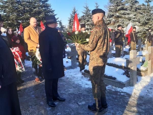 Wicemarszałek Województwa Wielkopolskiego Wojciech Jankowiak wziął udział w dorocznej uroczystości upamiętniającej wybuch Powstania Wielkopolskiego która w dniu 27 grudnia odbyła się w Środzie Wielkopolskiej. W tym roku obchody te po raz pierwszy miały charakter święta państwowego – jako Narodowego Dnia Pamięci Zwycięskiego Powstania Wielkopolskiego.- kliknij aby powiększyć