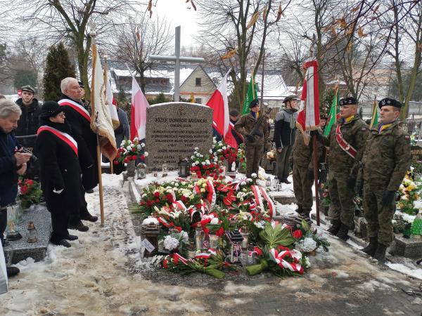 Wicemarszałek Wojciech Jankowiak uczestniczył w gminnych obchodach 103 rocznicy wybuchu powstania Wielkopolskiego odbywających się w Lusowie w gminie Tarnowo Podgórne. Ich kulminacyjną częścią była uroczystość przy grobie gen. Józefa Dowbora-Muśnickiego głównego dowódcy Powstania Wielkopolskiego.- kliknij aby powiększyć