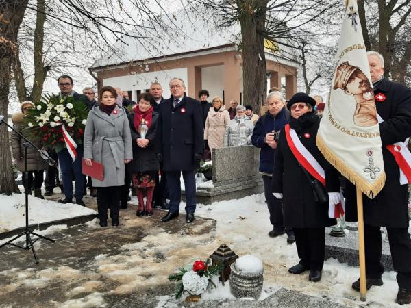 Wicemarszałek Wojciech Jankowiak uczestniczył w gminnych obchodach 103 rocznicy wybuchu powstania Wielkopolskiego odbywających się w Lusowie w gminie Tarnowo Podgórne. Ich kulminacyjną częścią była uroczystość przy grobie gen. Józefa Dowbora-Muśnickiego głównego dowódcy Powstania Wielkopolskiego.- kliknij aby powiększyć