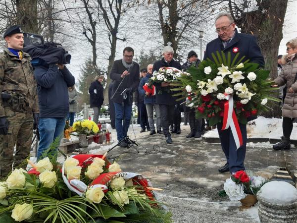 Wicemarszałek Wojciech Jankowiak uczestniczył w gminnych obchodach 103 rocznicy wybuchu powstania Wielkopolskiego odbywających się w Lusowie w gminie Tarnowo Podgórne. Ich kulminacyjną częścią była uroczystość przy grobie gen. Józefa Dowbora-Muśnickiego głównego dowódcy Powstania Wielkopolskiego.- kliknij aby powiększyć