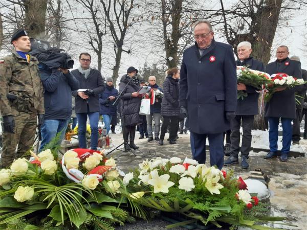 Wicemarszałek Wojciech Jankowiak uczestniczył w gminnych obchodach 103 rocznicy wybuchu powstania Wielkopolskiego odbywających się w Lusowie w gminie Tarnowo Podgórne. Ich kulminacyjną częścią była uroczystość przy grobie gen. Józefa Dowbora-Muśnickiego głównego dowódcy Powstania Wielkopolskiego.- kliknij aby powiększyć