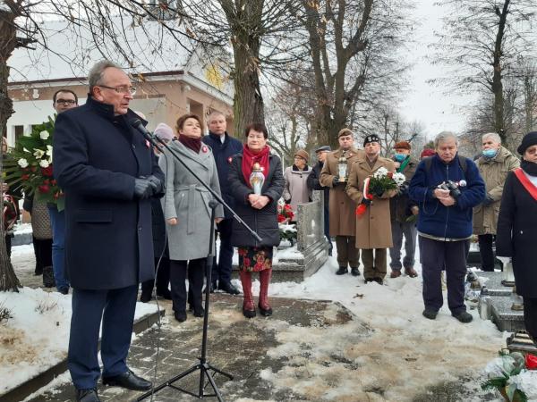 Wicemarszałek Wojciech Jankowiak uczestniczył w gminnych obchodach 103 rocznicy wybuchu powstania Wielkopolskiego odbywających się w Lusowie w gminie Tarnowo Podgórne. Ich kulminacyjną częścią była uroczystość przy grobie gen. Józefa Dowbora-Muśnickiego głównego dowódcy Powstania Wielkopolskiego.- kliknij aby powiększyć