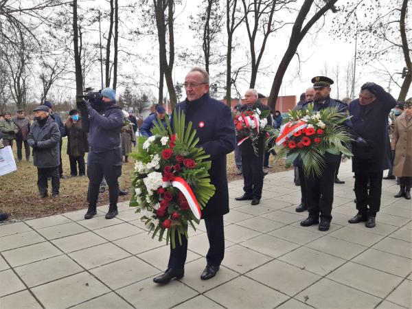 Składanie kwiatów podczas uroczystości z okazji zdobycia Ławicy- kliknij aby powiększyć