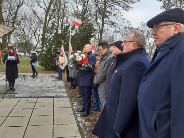 Składanie kwiatów podczas uroczystości z okazji zdobycia Ławicy- kliknij aby powiększyć